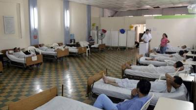 Los pacientes dialogan entre ellos sobre la preocupación de no tener un lugar adonde ser atendidos por su enfermedad.