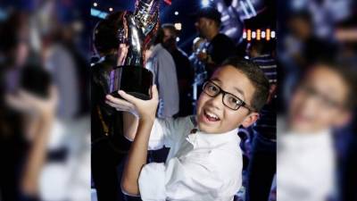 Jonael no paró de mostrar el trofeo de la tercera temporada de La Voz Kids.