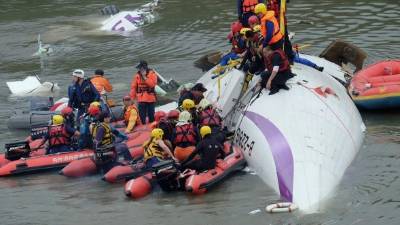 Los servicios de emergencias intentaban socorrer a los ocupantes.