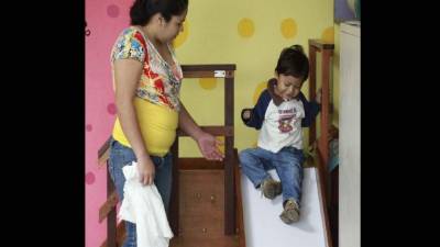 La señora Anabel Melgar y su hijo Yosep acuden semanalmente a la Teletón para llevar la terapia al pie de la letra.