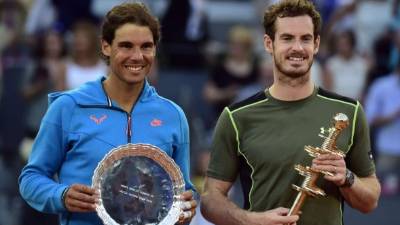 Rafa Nadal y Andy Murray, con los trofeos. Foto AFP