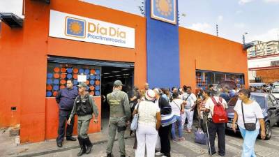 La gente hace fila frente a un local de Día Día para comprar productos básicos, a comienzos de febrero.
