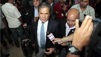 Jorge Luis Pinto salió rápido del aeropuerto Toncontín de Tegucigalpa.