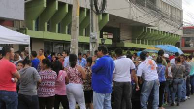 Ayer se formaron largas filas para entrar a la oficina de antecedentes penales en el barrio Guamilito. Fotos: Cristina Santos.
