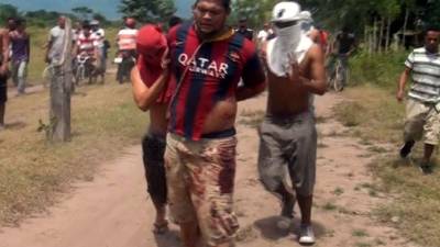 El sospechoso cuando fue capturado por la turba.