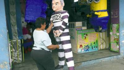 Una piñata con la imagen del presidente de Guatemala, Otto Pérez Molina, que renunció bajo cargos de corrupción, lo muestra con uniforme de prisión.