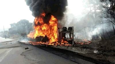 Carro tanque se incendia con más de 8 mil galones de diésel.