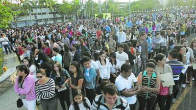 Estudiantes en la plaza de la Unah en Tegucigalpa.