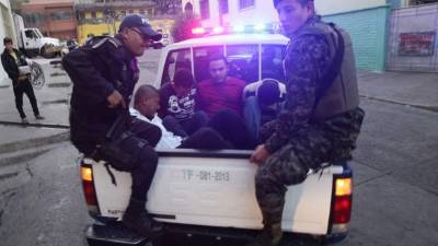 Los militares al momento de salir de los juzgados rumbo al Primer Batallón de Infantería.