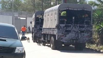 Vehículos del transporte militar listos para el traslado de menores en la aldea de Támara del Distrito Central.