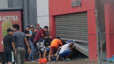 Antisociales en los saqueos del primero de diciembre pasado en varios comercios de San Pedro Sula.