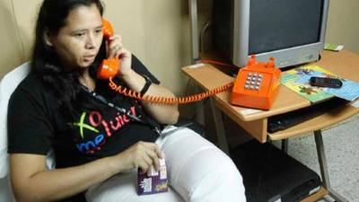 Joven prueba la atención en línea de emergencia.