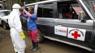 Vista de un equipo que transporta a las víctimas de Ébola en los suburbios de Monrovia, Liberia. Foto: EFE.