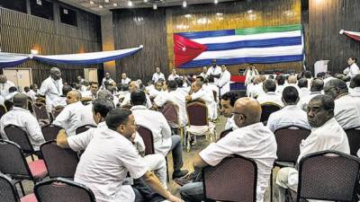 Una delegación de 165 trabajadores de salud cubanos ha llegado a Sierra Leona para ayudar a combatir la enfermedad.