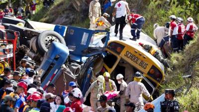 La rastra cargada de melones arrinconó al bus tras volcarse aplastando contra el paredón la unidad en la que viajaban 58 personas.