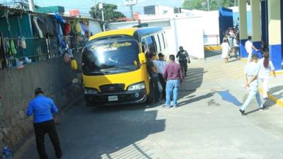En este bus de Ciudad España-Mercado se transportaban la víctima mortal y la persona herida.