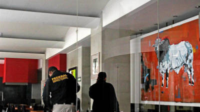 Un policía mexicano recoge información hoy, martes 8 de octubre de 2013, al interior del hotel en Ciudad de México, donde integrantes del grupo musical español Delorean fueron víctimas de un 'secuestro virtual', después de que fueron dados por desaparecidos este lunes.
