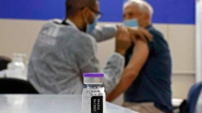 Pfizer y Moderna han probado sus vacunas contra las nuevas variantes de coronavirus./AFP.