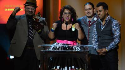 La Santa Cecilia ganó en la categoría de Rock, música urbana o alternativa. AFP