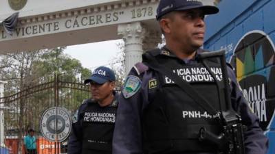Los institutos fueron resguardados por la Policía.