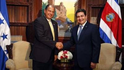 El presidente de Costa Rica, Luis Guillermo Solís, junto con el mandatario hondureño Juan Orlando Hernández.