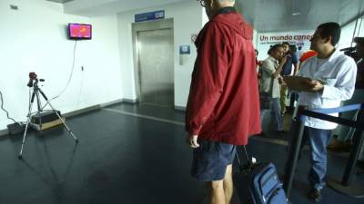 Cada pasajero que llegue a Nicaragua tiene que detenerse unos 15 segundos frente a las cámaras térmicas para determinar si presenta temperatura superior a lo normal.