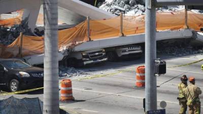 Un puente peatonal en Miami colapsó este jueves sobre una autopista de dicha ciudad, aplastando varios vehículos, dejando varios muertos y heridos, según informaron medios locales.