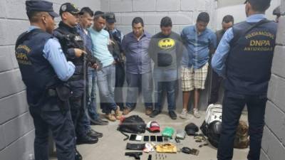 El grupo de capturado en custodia de los agentes antidrogas.