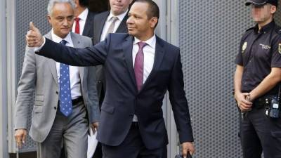 El padre de Neymar saliendo de la Audiencia Nacional.