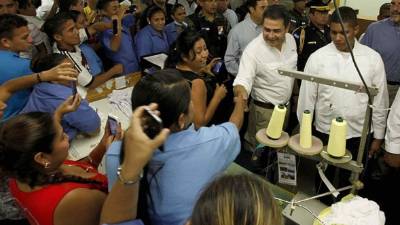 El presidente Hernández recorrió una de las plantas de la compañía Fruit of the Loom. Fotos: Wendel Escoto