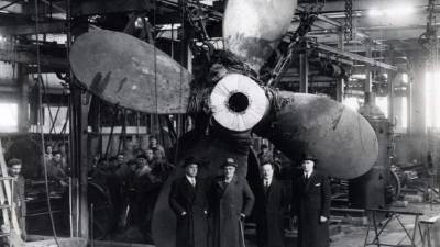 Fotografía que registró a Alberto Voulminot Sutter, a Alberto Voulminot Bonomi e inspectores del Lloyds en los talleres de Regusci y Voulminot.