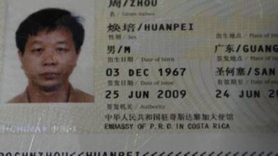 Las autoridades policiales pusieron a la orden de la Fiscalía los dólares y al detenido.