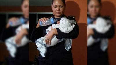 La bebé fue alimentada por una agente policial.