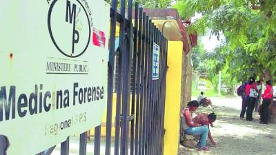 Familiares de las víctimas llegaron ayer a Medicina Forense a reclamar los cuerpos.