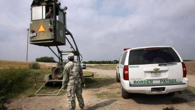 Una agente de la patrulla fronteriza de EE.UU. recorre la frontera de su país con México.
