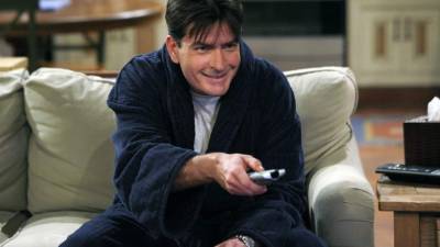 CharLie Harper era el personaje central de Two and a half men y al salir él la serie no tenía sentido alguno.