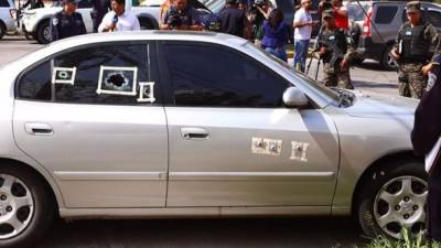 Carro tiroteado en el que iba John Charles Bográn Velásquez en el bulevar de Jardines del Valle de San Pedro Sula.