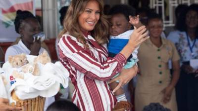 Más sonriente que de costumbre, la primera dama estadounidense, Melania Trump, inició su primera gira en solitario en Ghana, en un viaje que le permitirá ganar presencia en el escenario internacional y dar una cara 'amable' del gobierno de su esposo tras una semana turbulenta.