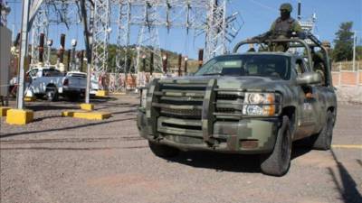 Agentes del Ejército mexicano vigilan una gasolinera tras el ataque que sufrió el domingo en Morelia, estado mexicano de Michoacán. EFE