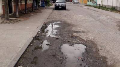 Las calles principales están llenas de baches.
