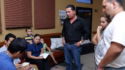 Los hermanos Sabillón y la esposa de Carlos aseguran que Dios hará el milagro en su vida con el apoyo de los hondureños.