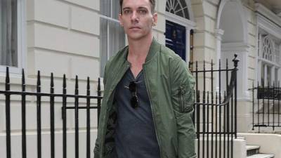 Jonathan lució bastante serio ante las cámaras.