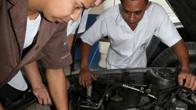 Estudiantes de la carrera de Mecánica Automotriz del Infop mientras realizan sus prácticas en los talleres del centro educativo. Foto: Amílcar Izaguirre