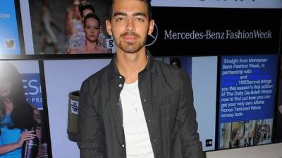 Joe es un cantante, músico, actor y bailarín.