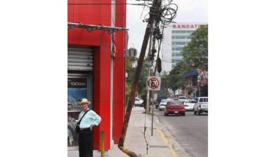 El poste de energía eléctrica está doblado.