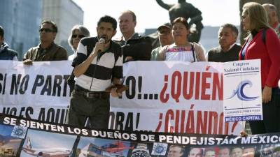 Mexicanos se manifiestan cerca del ángel de la Independencia contra la Ley de Seguridad porque esconde la intención de “militarizar el país”.
