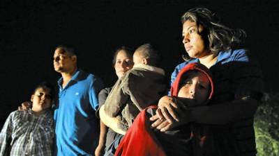 Familias de inmigrantes centroamericanos se entregan a la patrulla fronteriza tras cruzar la frontera entre México y Estados Unidos.