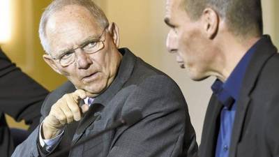 Wolfgang Schäuble, ministro alemán de Finanzas, junto con su par del nuevo gobierno griego, Yanis Varoufakis.