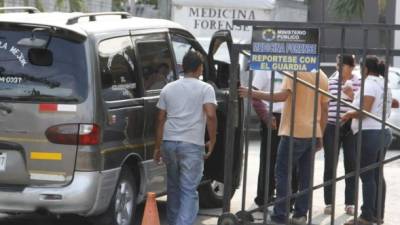 Forenses ayer hicieron las autopsias de los tres cadáveres y esperan que los familiares los reclamen.