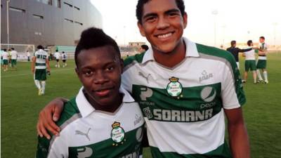 Júnior Lacayo (izq) ya suma un gol en el nuevo campeonato con el Santos.